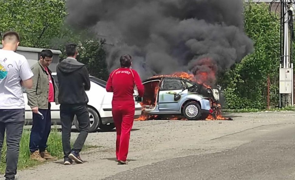 Un bărbat din Baia Mare și-a dat foc la mașină din greșeală, în faţa închisorii