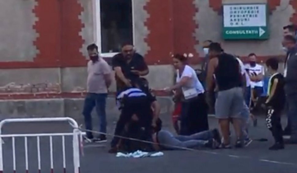 Bărbat încătuşat în curtea Spitalului Grigore Alexandrescu, după ce ar fi lovit un doctor la Urgenţe