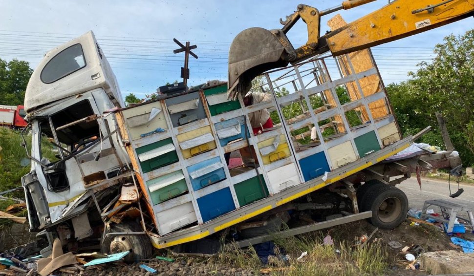 Camion plin cu stupi de albine, spulberat de un tren cu doi călători, în Piatra-Olt