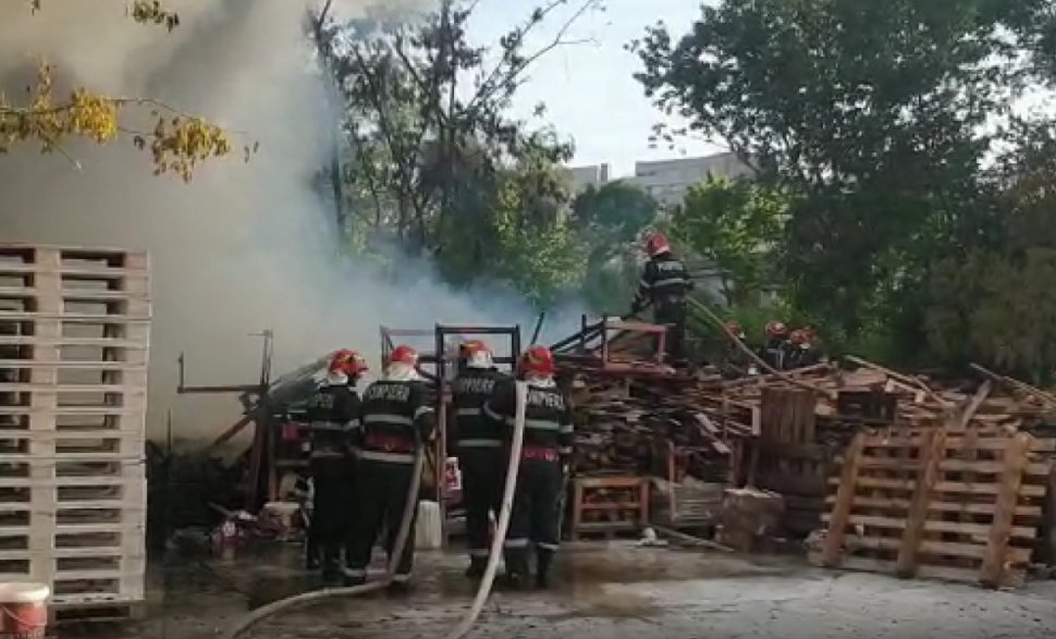 Incendiu la un depozit de paleți din București