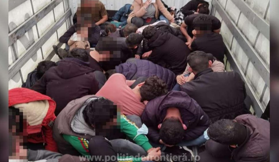 Zeci de sirieni și irakieni care încercau să traverse ilegal frontiera cu Ungaria, găsiți într-un automarfar la Vama Borș