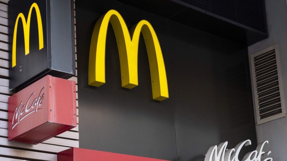 Client McDonald’s, lovit de marchiză în timp ce mânca pe terasă, în Timișoara 