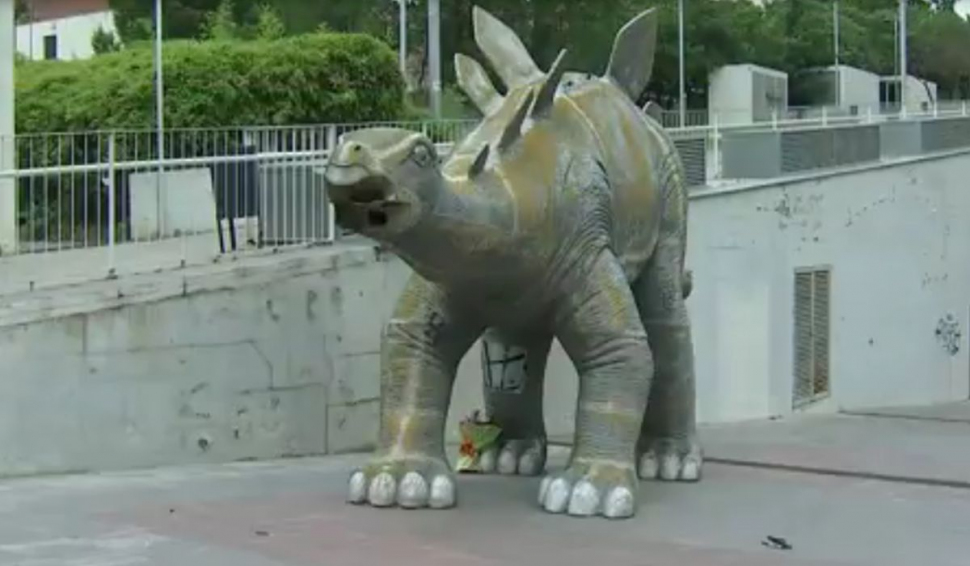 Un bărbat a murit în statuia unui dinozaur, la Barcelona