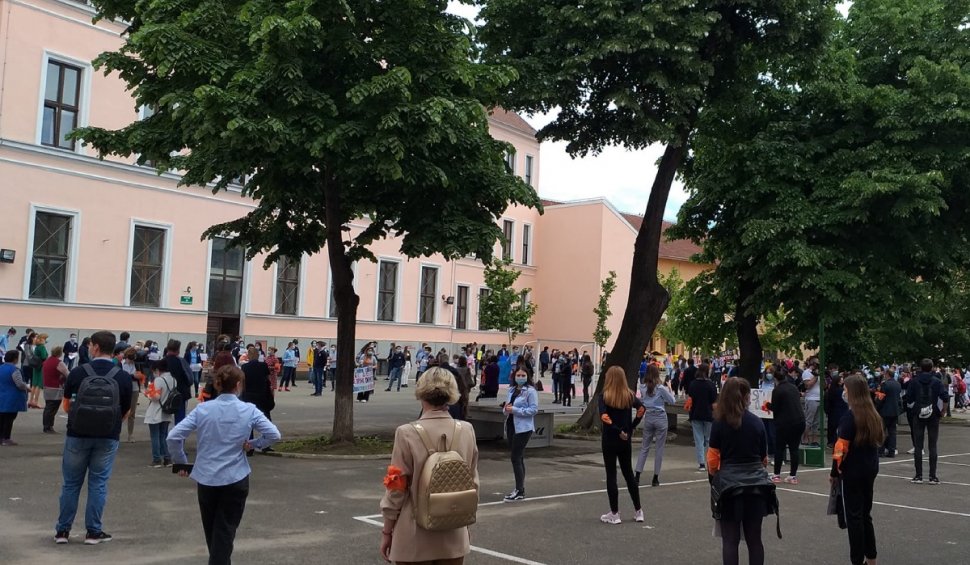 Sute de elevi de la Colegiul "Emanuil Gojdu" din Oradea protestează împotriva demiterii directorului Florin Nicoară
