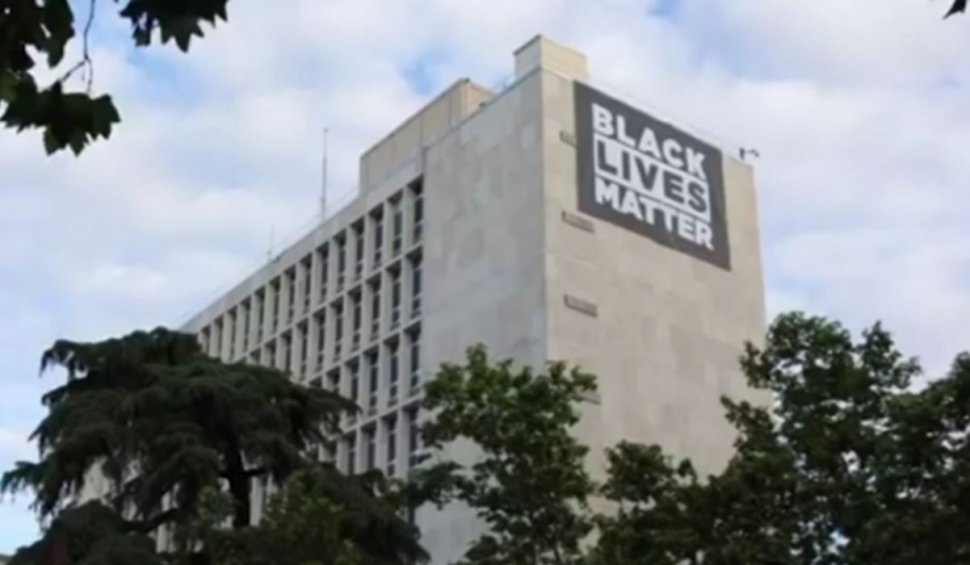 Banner Black Lives Matter, arborat pe sediul Ambasadei SUA din Madrid