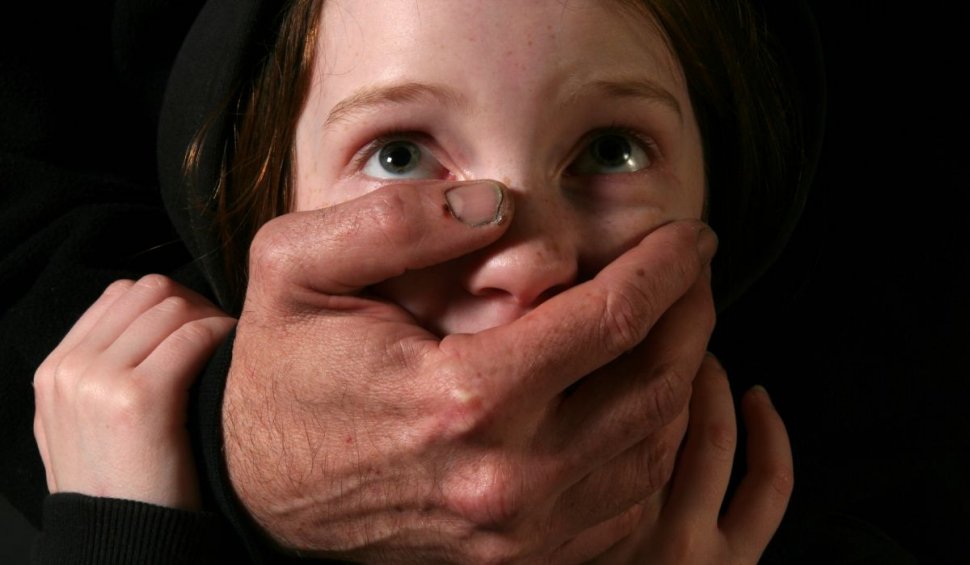 Un cuplu din Maramureș și-a abuzat sexual fetița de 6 ani și alte 3 fete. Cei doi au fost arestați preventiv