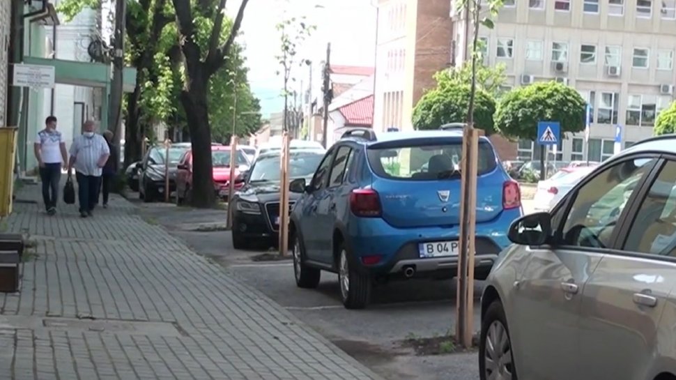 Tipic românesc! Plantăm copaci pe locurile de parcare