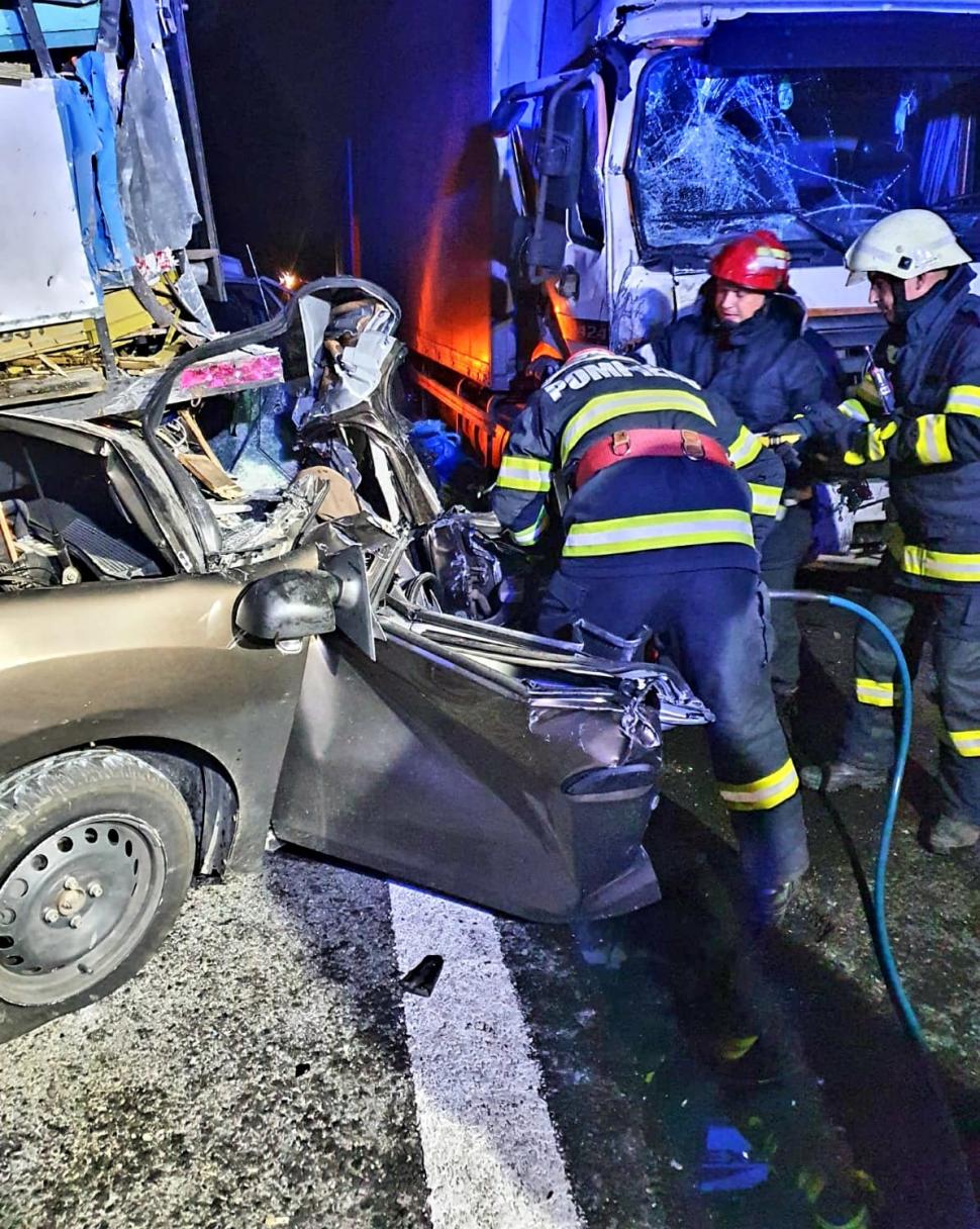 O persoană a murit şi alta e grav rănită, după ce un camion apicol s-a ciocnit cu un autocamion 708549