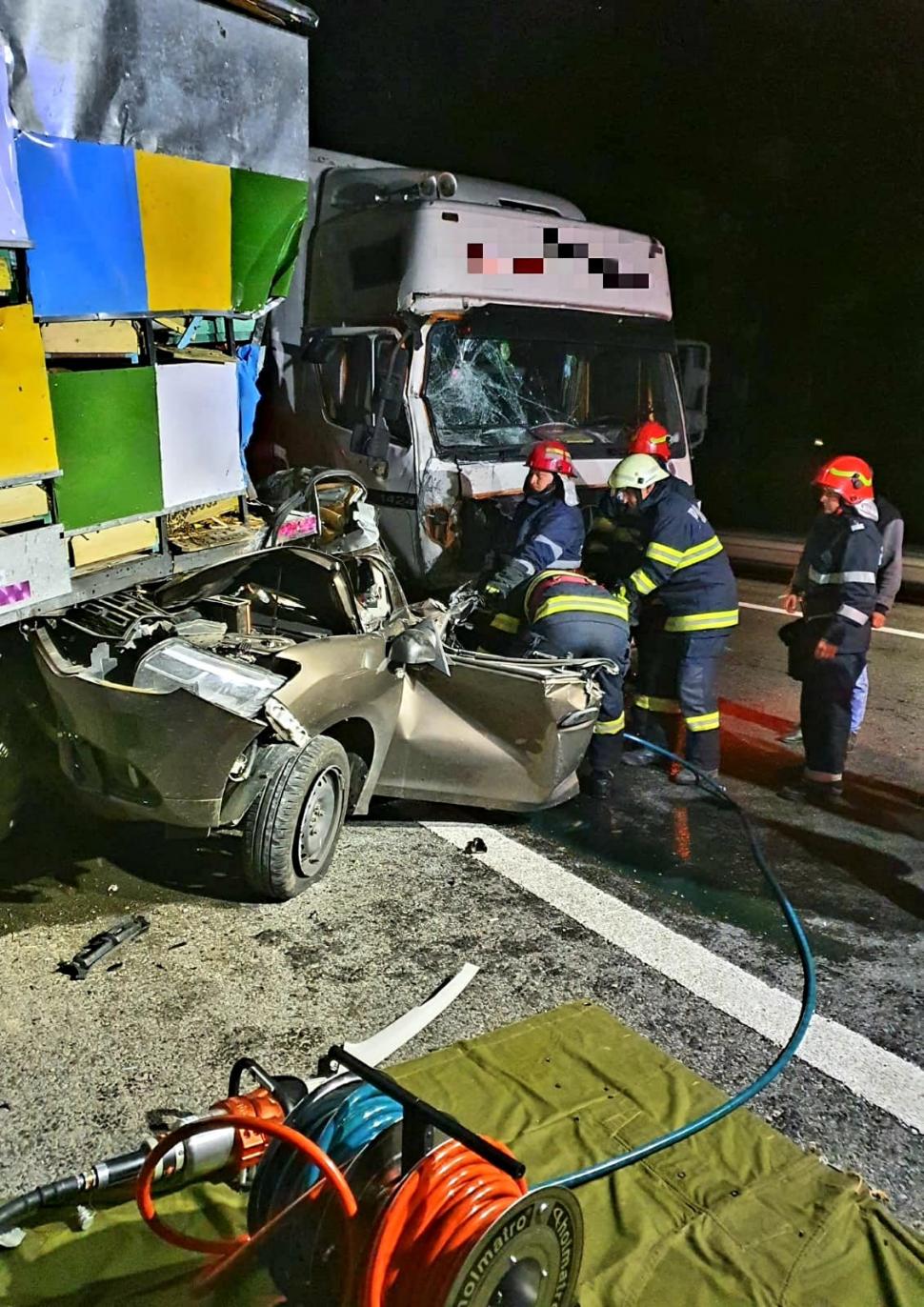 O persoană a murit şi alta e grav rănită, după ce un camion apicol s-a ciocnit cu un autocamion 708550