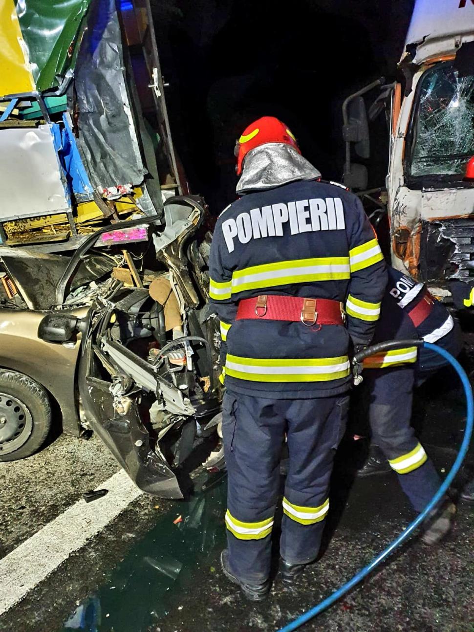 O persoană a murit şi alta e grav rănită, după ce un camion apicol s-a ciocnit cu un autocamion 708554