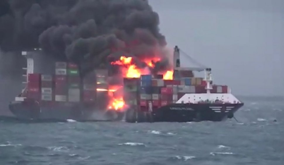 Un cargo încărcat cu substanțe chimice a luat foc în largul portului Colombo. Autoritățile se pregătesc pentru dezastru