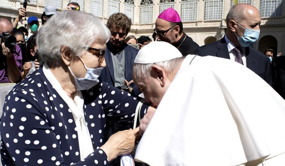 Gest emoţionant făcut de Papa Francisc unei supravieţuitoare a Holocaustului. I-a sărutat numărul de lagăr tatuat pe braţ