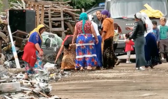 Descinderi cu peste 300 mascați la Sărulești. Comuna este sufocată de deșeuri
