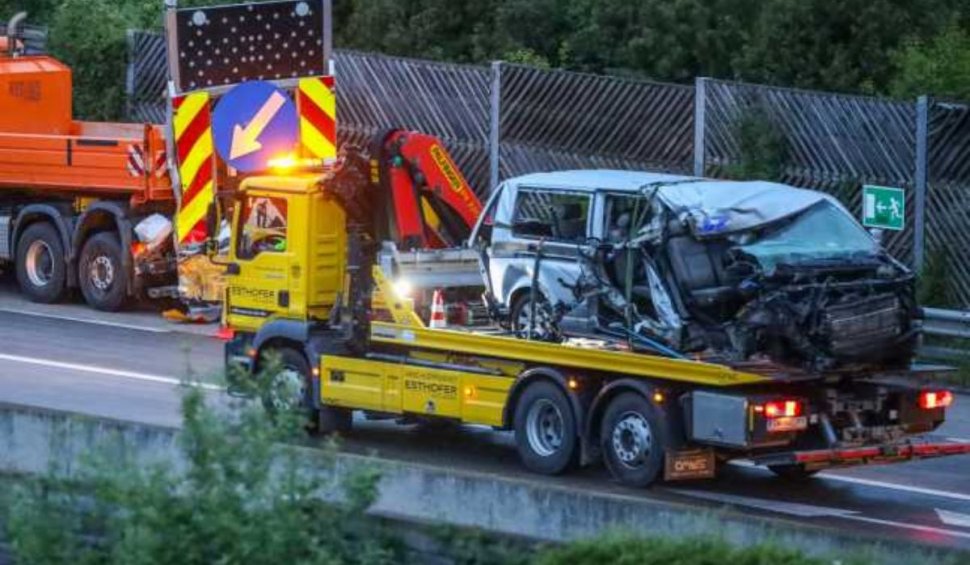 Doi români morţi într-un microbuz strivit de un camion, după un accident pe o autostradă în Austria