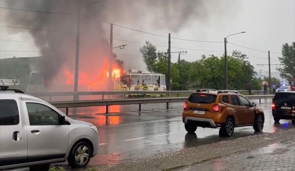 Un tramvai lovit de fulger a luat foc în mers, în Craiova
