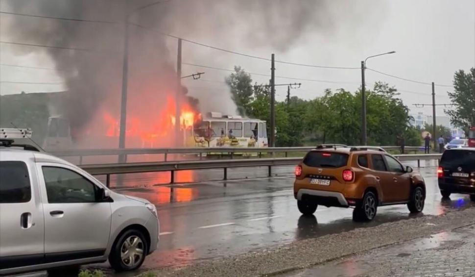 Un tramvai lovit de fulger a luat foc în mers, în Craiova