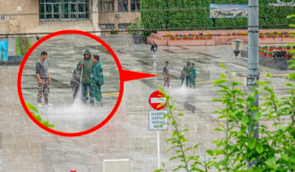 Angajați plătiți de Primăria Vaslui, fotografiați când spală granitul din centrul orașului pe ploaie