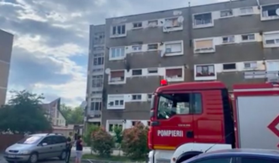 Explozie într-un bloc din Bihor: Când au evacuat apartamentele, pompierii au găsit un cadavru în descompunere
