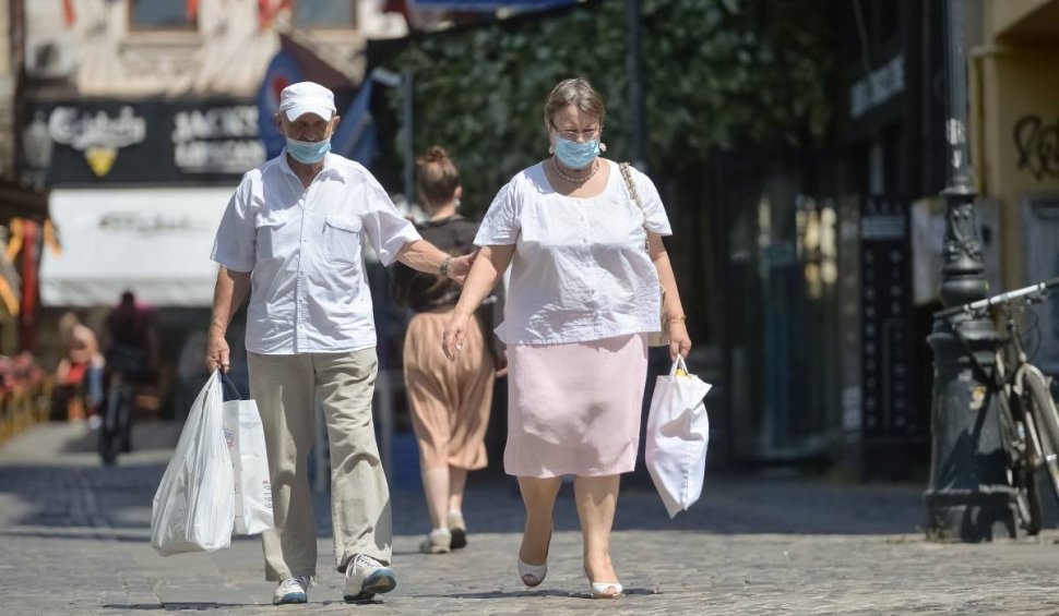 Cu ce obiceiuri au rămas românii, după pandemie. 58% vor continua să poarte mască