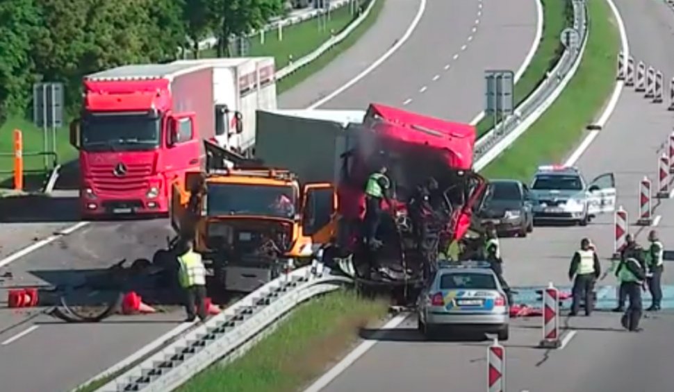 Un șofer român a murit strivit în camionul său, la granița dintre Cehia și Slovacia, chiar sub ochii poliției: Camerele montate pe autostradă au surprins totul