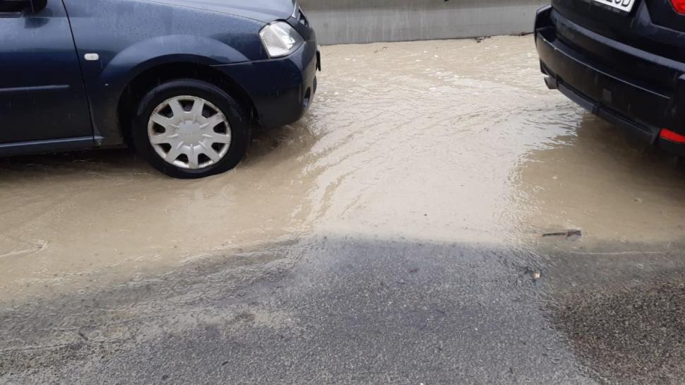 Trafic restricționat pe DN1, în localitatea Nistorești. Aluviunile au blocat drumul 708975