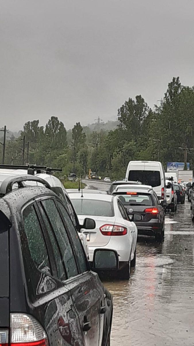 Trafic restricționat pe DN1, în localitatea Nistorești. Aluviunile au blocat drumul 708976