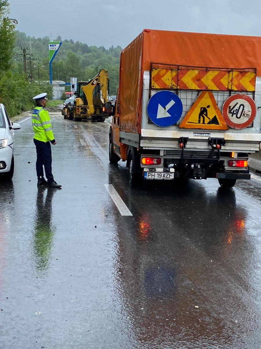 Trafic restricționat pe DN1, în localitatea Nistorești. Aluviunile au blocat drumul 708978