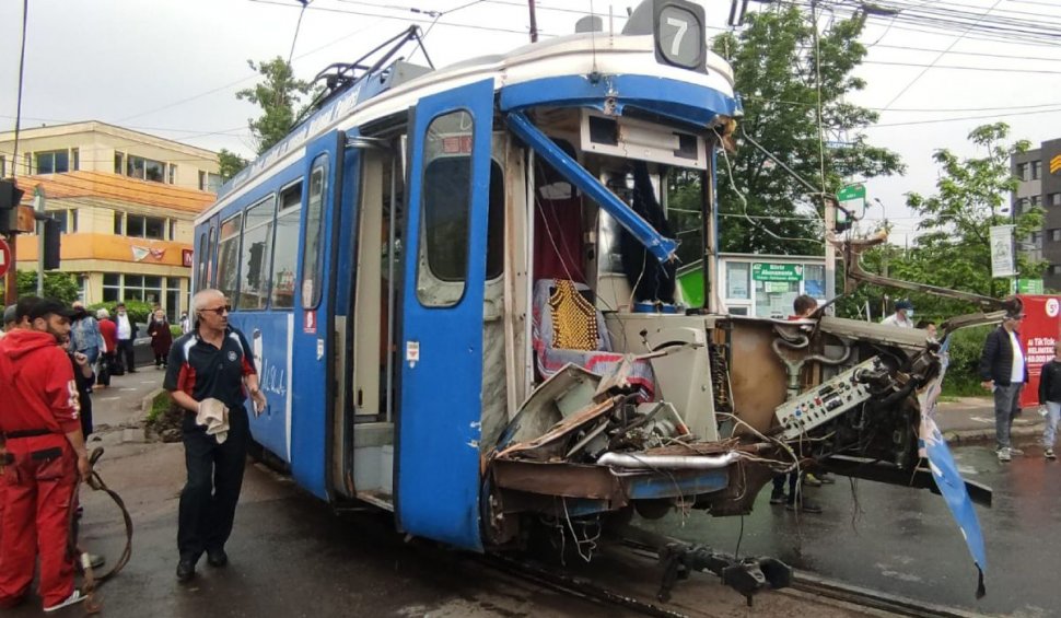 Un tramvai a rămas fără cabină, după coliziunea cu un TIR, în Iași
