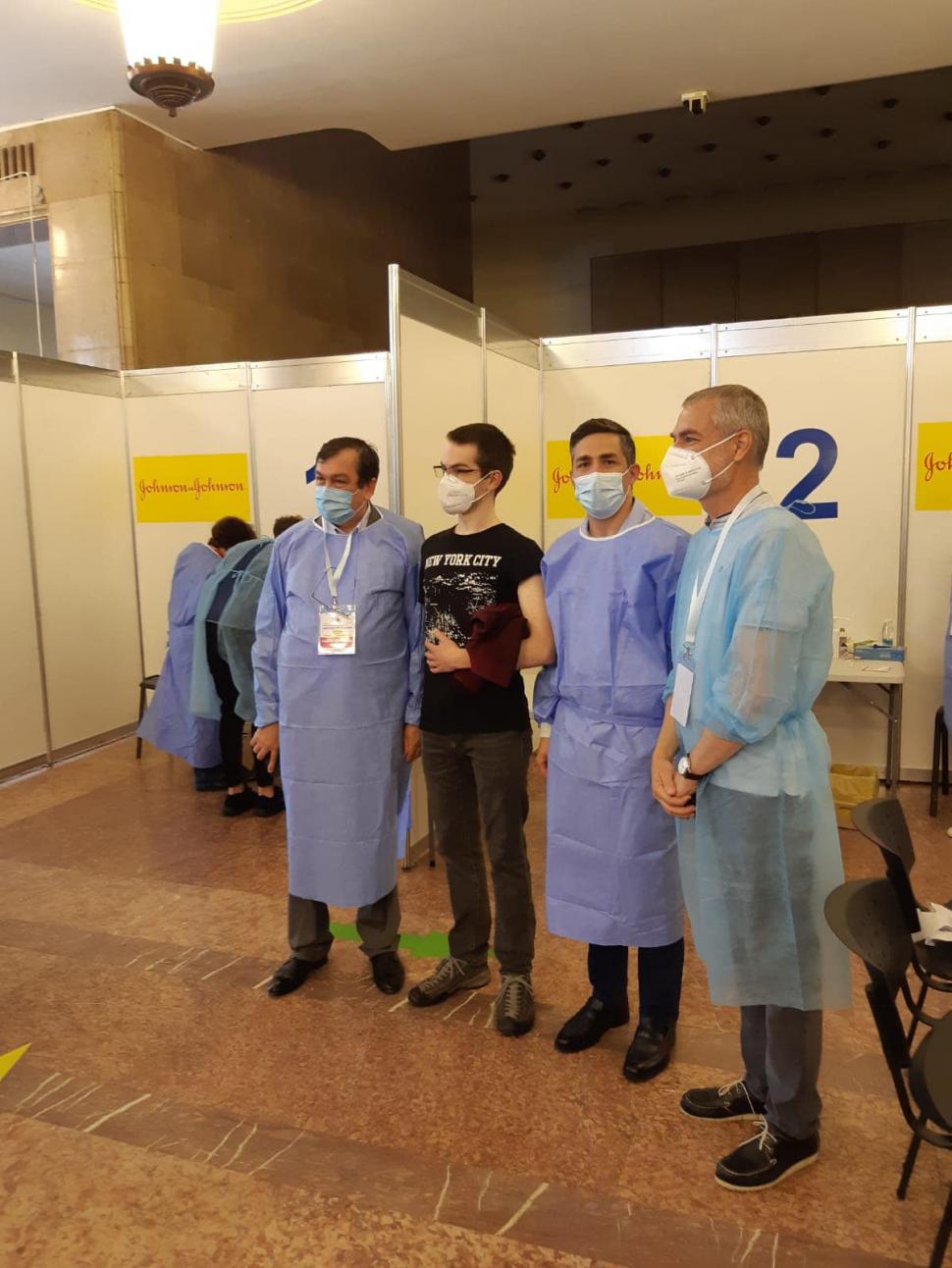 Fiul medicului Mihai Craiu a venit special în România să se vaccineze. Dr. Gheorghiță l-a imunizat cu serul de la J&J 709150