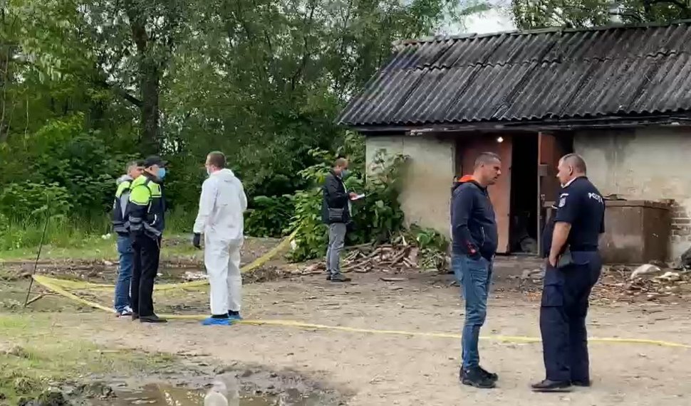 Tânăr de 35 de ani, găsit mort cu două cuțite înfipte în piept, la Maramureș. Criminalul a fost reținut