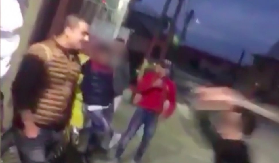 Tânăr filmat de prieteni când este lovit cu bâta în cap, după o provocare făcută în glumă: "Dă-i, ia dă-i!"