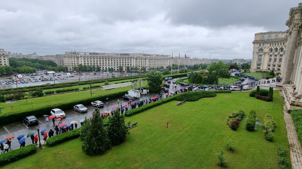 Peste 4.000 de copii au stat în ploaie ca să viziteze biroul lui Orban și Palatul Parlamentului