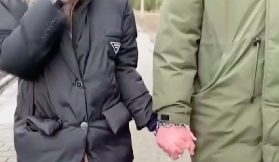 Doi tineri din Ucraina s-au încătușat ca să fie siguri că nu se despart până la nuntă