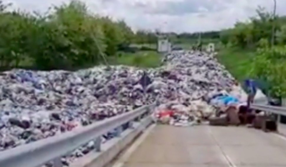 Șeful Gărzii de Mediu arată imaginile unui dezastru ecologic în Urlați: Deal făcut din gunoaie, chiar în lunca râului