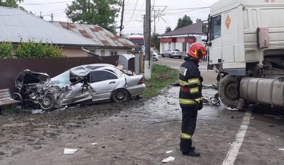 Pericol de explozie între Bârlad şi Huşi, după ce o cisternă cu motorină a spulberat un Mercedes condus de o fată de 18 ani