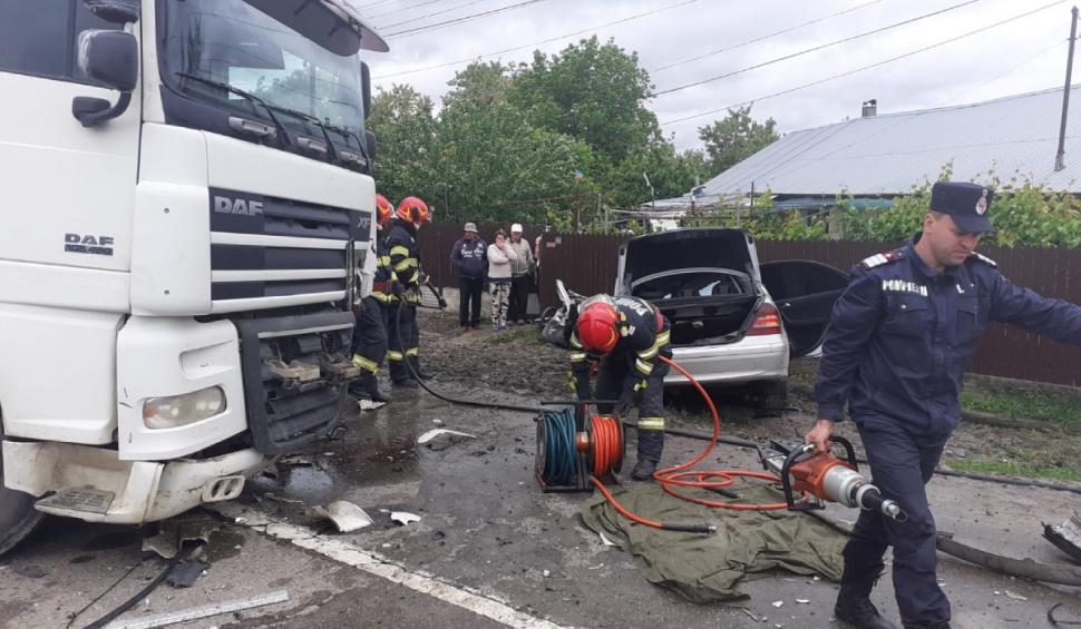 Pericol de explozie între Bârlad şi Huşi, după ce o cisternă cu motorină a spulberat un Mercedes condus de o fată de 18 ani 709419