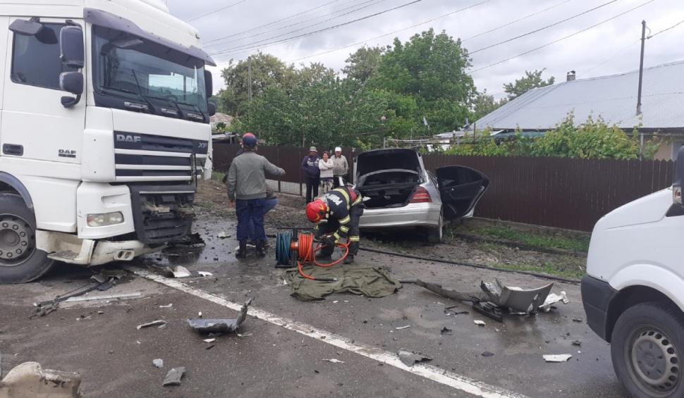 Pericol de explozie între Bârlad şi Huşi, după ce o cisternă cu motorină a spulberat un Mercedes condus de o fată de 18 ani 709422