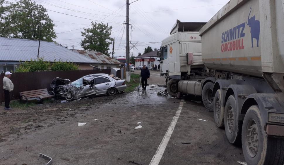 Pericol de explozie între Bârlad şi Huşi, după ce o cisternă cu motorină a spulberat un Mercedes condus de o fată de 18 ani 709423
