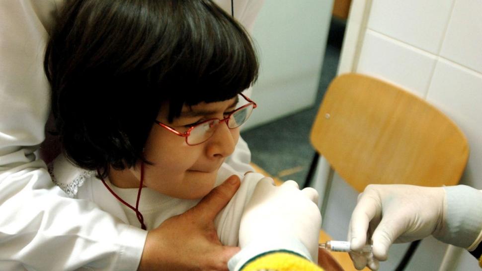 Copiii cu vârsta cuprinsă între 12 și 15 ani se pot vaccina, începând de astăzi, în România