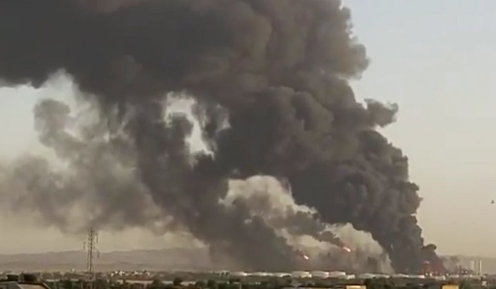 Fum și flăcări peste Teheran. Arde o rafinărie, la câteva ore după ce a luat foc și s-a scufundat cea mai mare navă militară iraniană