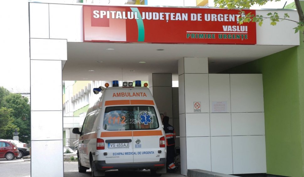 Pacient mort, după ce s-a aruncat de la etajul trei al Spitalului din Vaslui: Înainte să se sinucidă a atacat mai multe cadre medicale