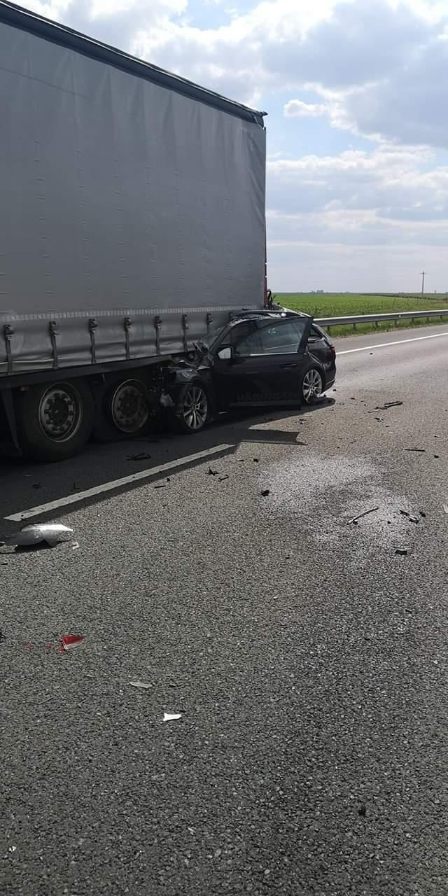 Volkswagen strivit sub un TIR, accident cumplit pe Autostrada A1, la Nădlac 709669