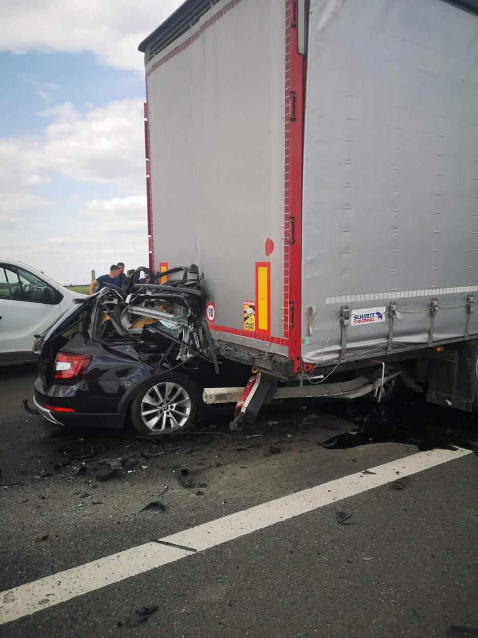 Volkswagen strivit sub un TIR, accident cumplit pe Autostrada A1, la Nădlac 709670