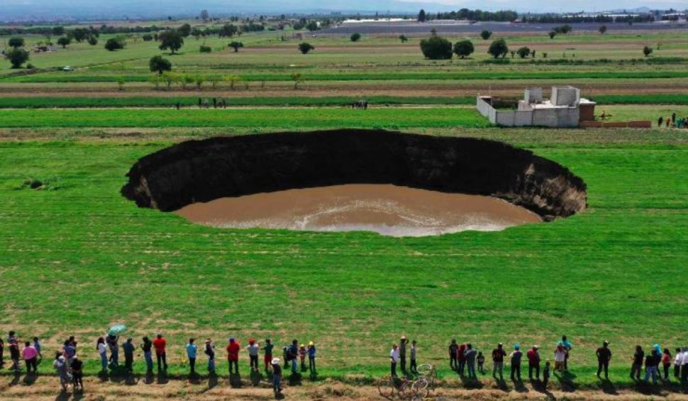 Imagini cu craterul enorm, plin cu apă, apărut inexplicabil în curtea unui fermier din Mexic