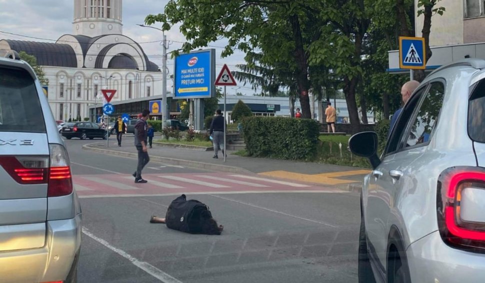 O femeie din Satu Mare a căzut pe o stradă, iar oamenii au trecut nepăsători pe lângă ea