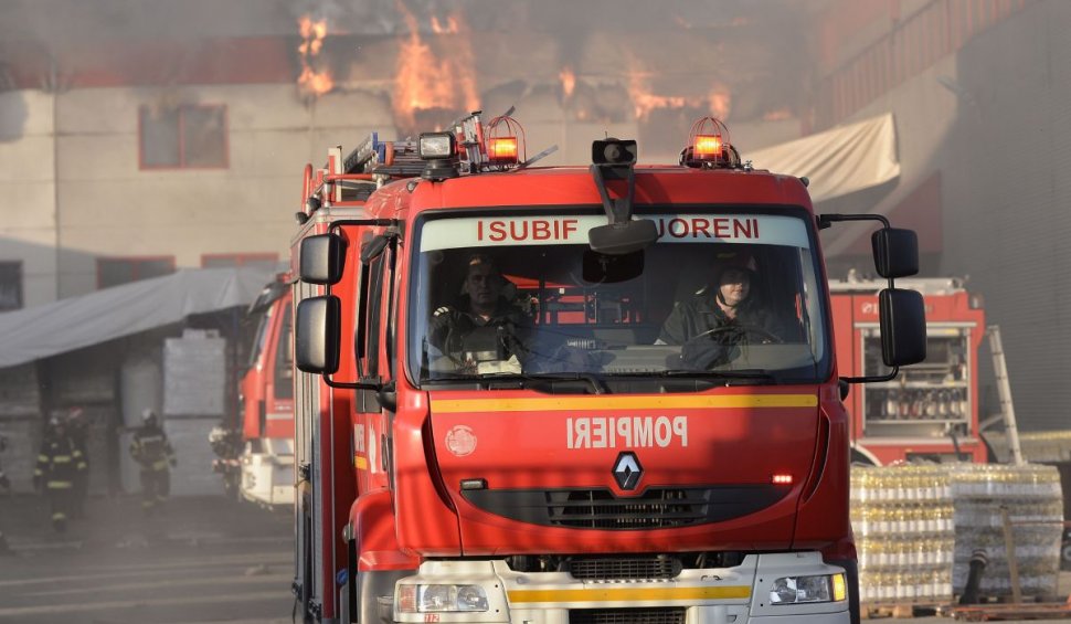 Incendiu uriaş la un centru de deşeuri din Bucureşti. Zece maşini de pompieri, la faţa locului