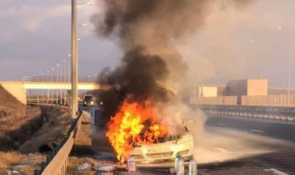 O mașină a luat foc pe A1. Şoferul şi o fată de 17 ani au sărit din mers, după ce maşina a rămas fără frâne