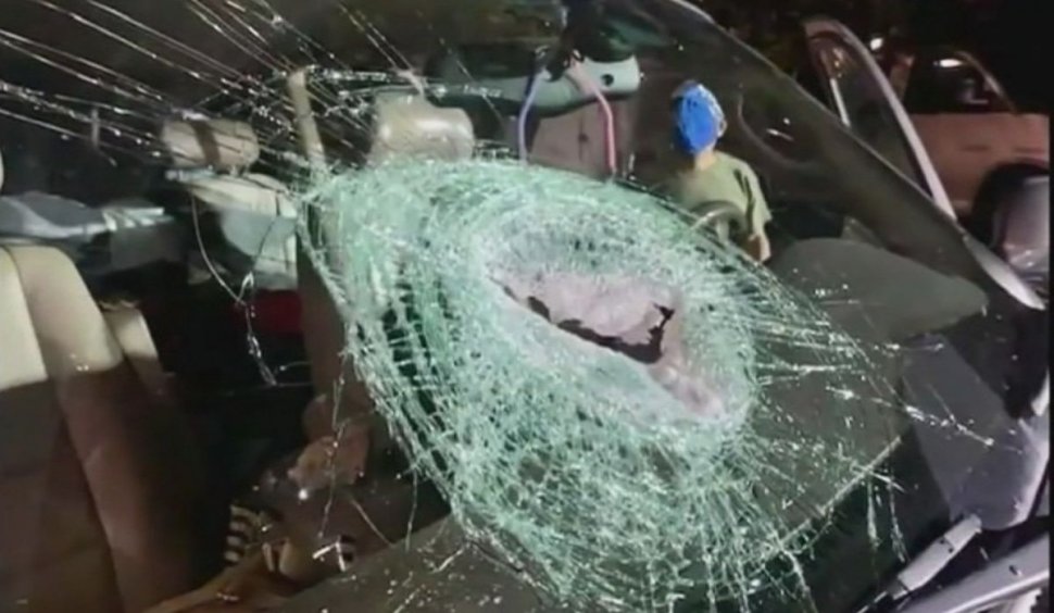 Un bărbat care îi terorizează pe șoferii de pe autostradă aruncând cu bolovani în mașini, căutat de poliția din Washington