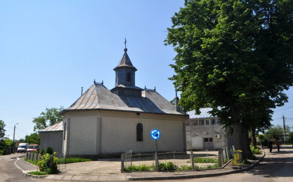 Un bărbat a fost lovit cu pumnii și picioarele, iar apoi a fost abandonat în fața unei biserici din Botoșani