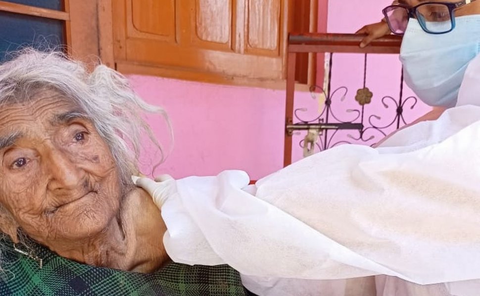 O femeie de 124 de ani s-a vaccinat anti-COVID. Ea ar fi cea mai bătrână persoană din lume